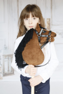 dziewczynka z gniadym hobby horse