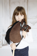 dziewczynka z gniadym hobby horse