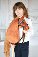 dziewczynka z kasztanowatym hobby horse