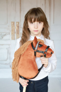 dziewczynka z kasztanowatym hobby horse